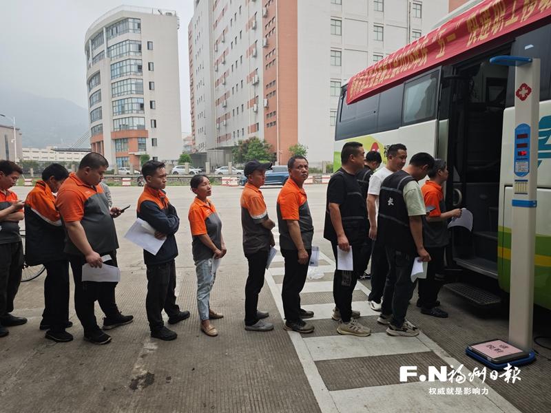 福州创新机制加大补贴，为快递员撑起健康保护伞
