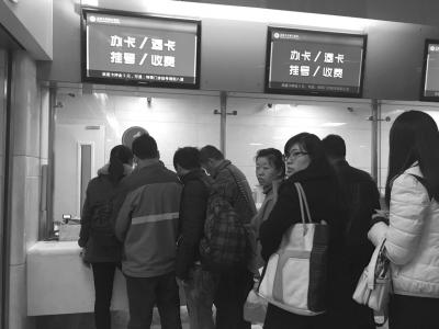 “红棉服”（排在第二位者）带“新人”办就诊卡。