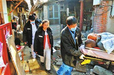 北京120急救医生短缺 常挨打收入低致频离职