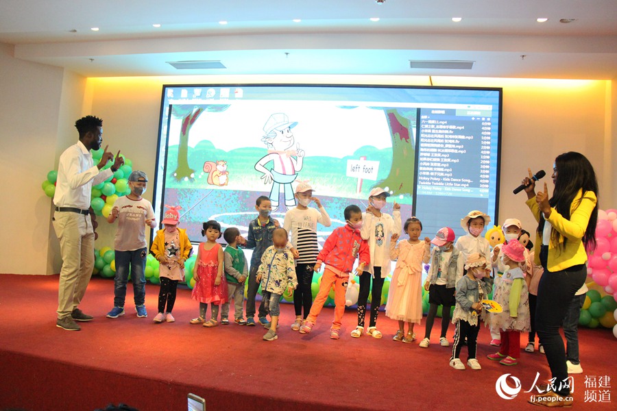 瓦利亚和潘酷到场为白血病儿童带来了精彩的演出。