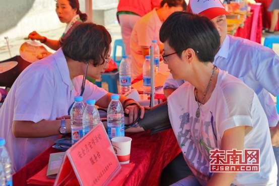 G:\乡镇新闻\山前街道举办2017年健康中国行主题宣传活动\群众参与义诊 (1).jpg
