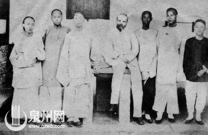 1881年,创办人暨首任院长颜大辟(David Grant,左四)在泉州惠世医院与首期医学生合影。(资料图片)