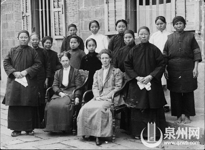 1914年,泉州惠世女医院全体医护员工及学生合影。