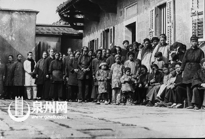 1906年,泉州惠世女医院医生和病人合影。