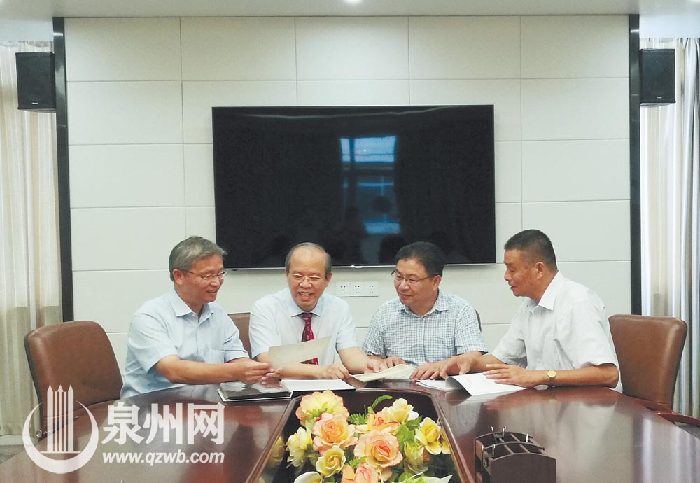 曾奕明(左二)、黄方(左一)与惠世医院医师萧崇洲、林俊德等后人肖惠中(左三)和林介平,研究交流惠世医院及其先辈在惠世医院的历史。
