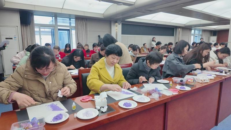 “封存春意 致最美的你”——省卫健委直属机关妇委会举办庆“三八”永生花装饰画DIY活动