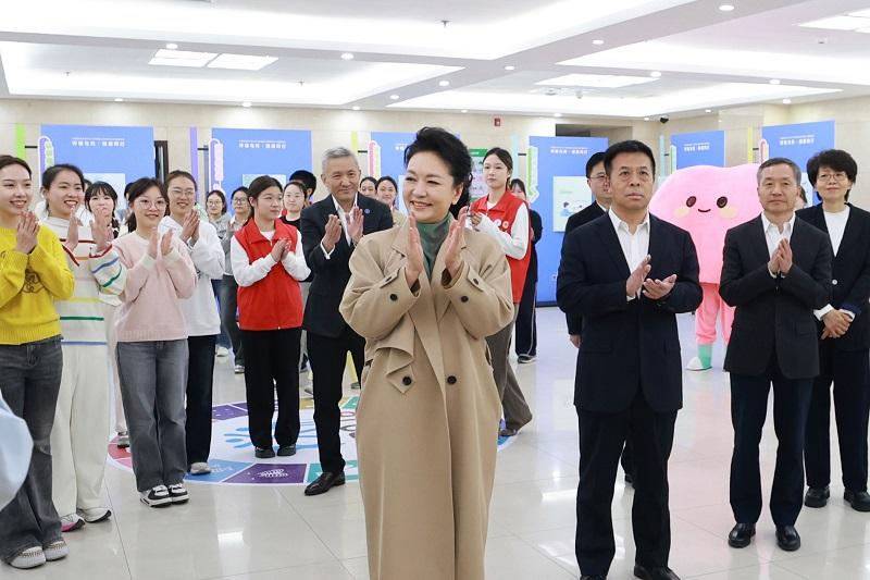 彭丽媛出席2026年世界防治结核病日主题宣传活动