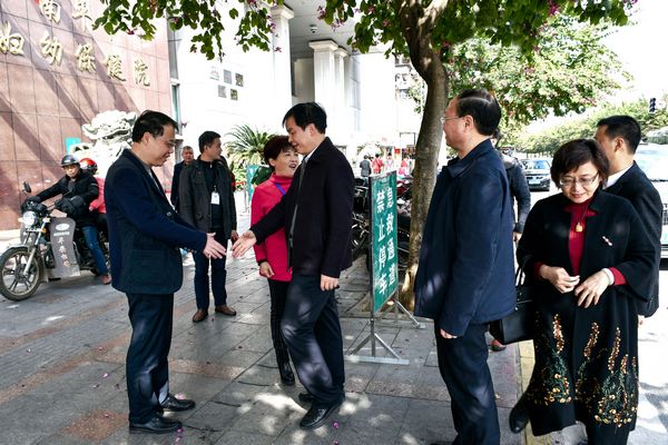 南平市梁廉荣副市长丶陈衍禄人社局局长到市妇幼保